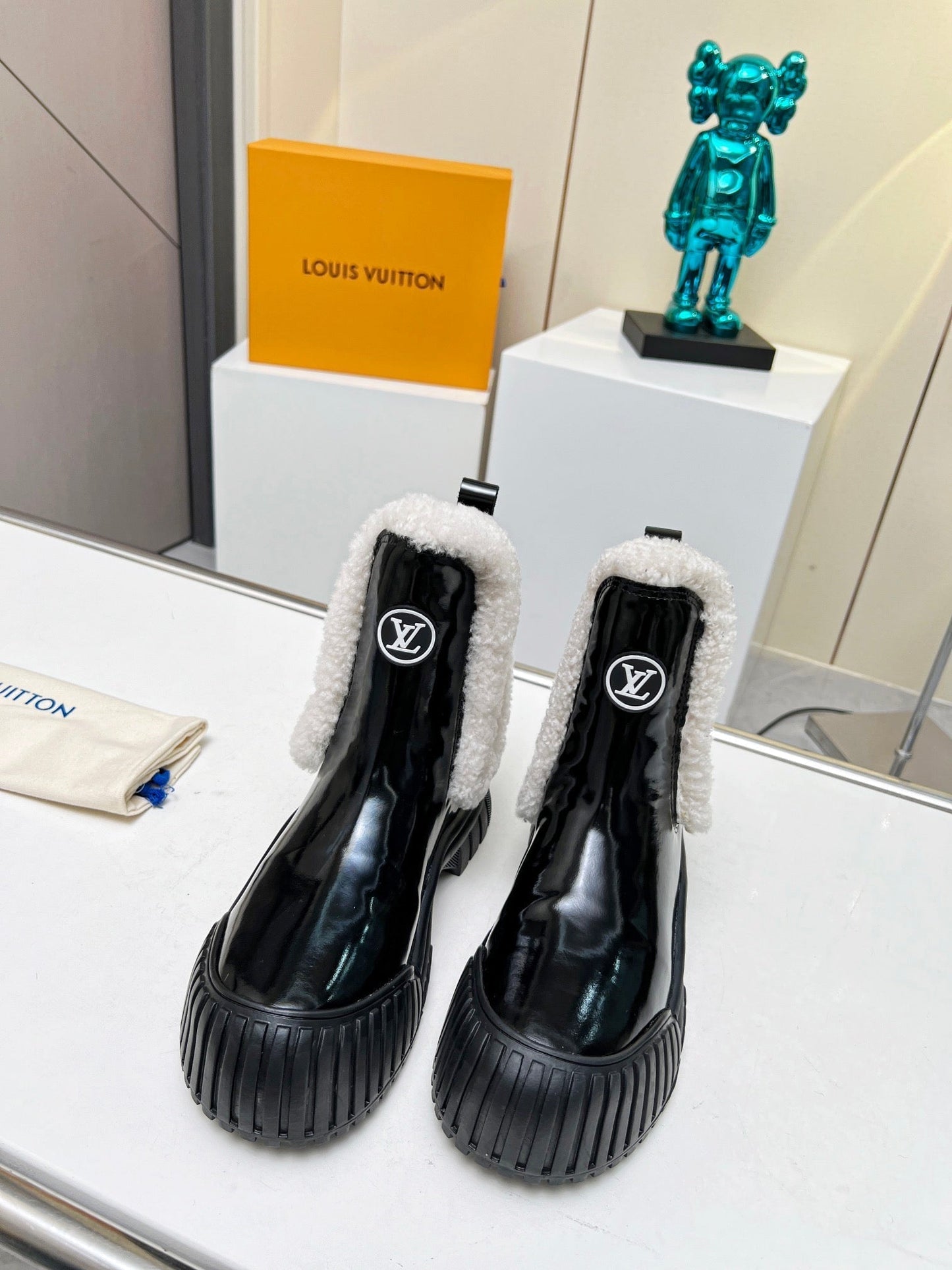 LV RUBY FLAT ANKLE BOOT IN BLACK CALFSKIN AND WHITE SHEARLING