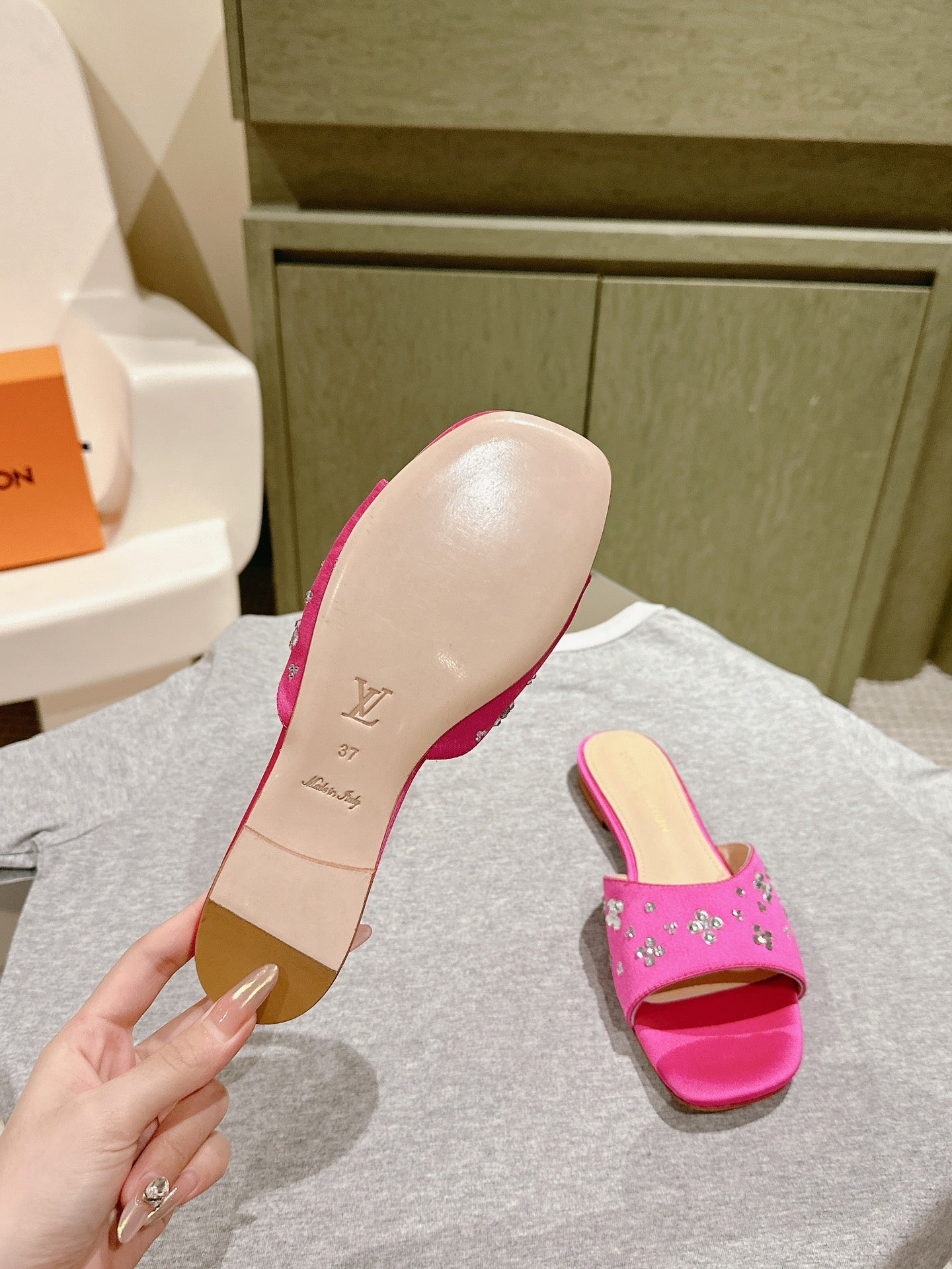 LV WOMEN FLAT MULE IN DEEP PINK SATIN WITH RHINESTONE