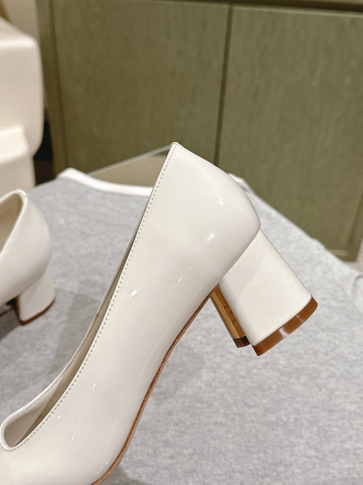 SWING HIGH PUMP 55 MM IN WHITE PATENT CALFSKIN