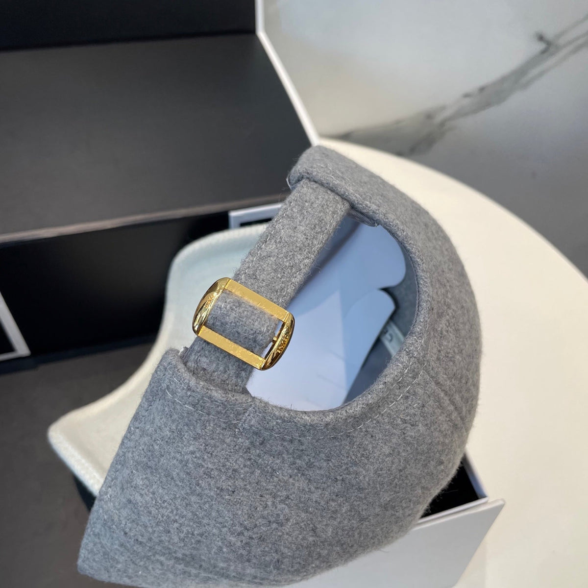 BASEBALL CAP MODEL 652409 IN WHITE AND GRAY FELTED FABRIC