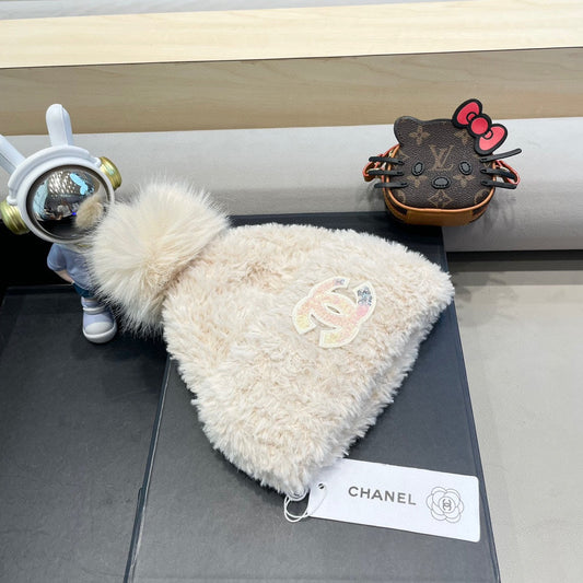 BEANIE HAT IN WHITE CREAM SOLF FLEECE 419711