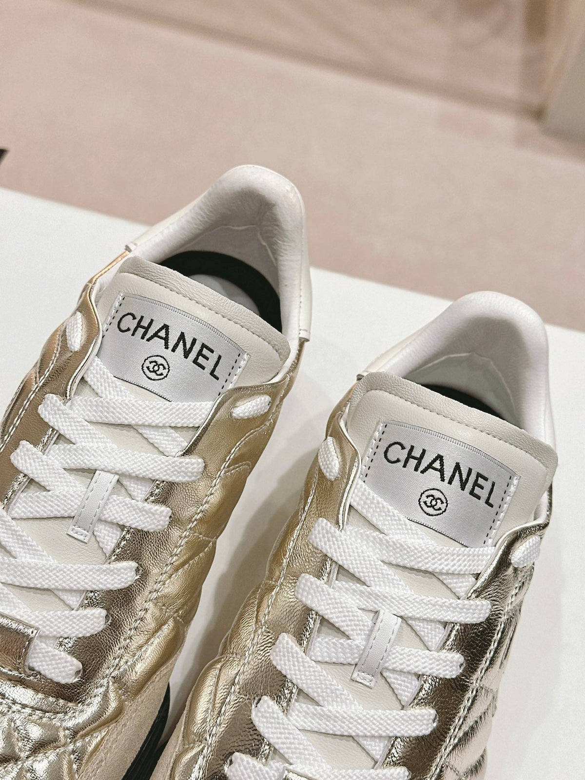 SNEAKERS IN GLOSSY GOLDEN LAMBSKIN