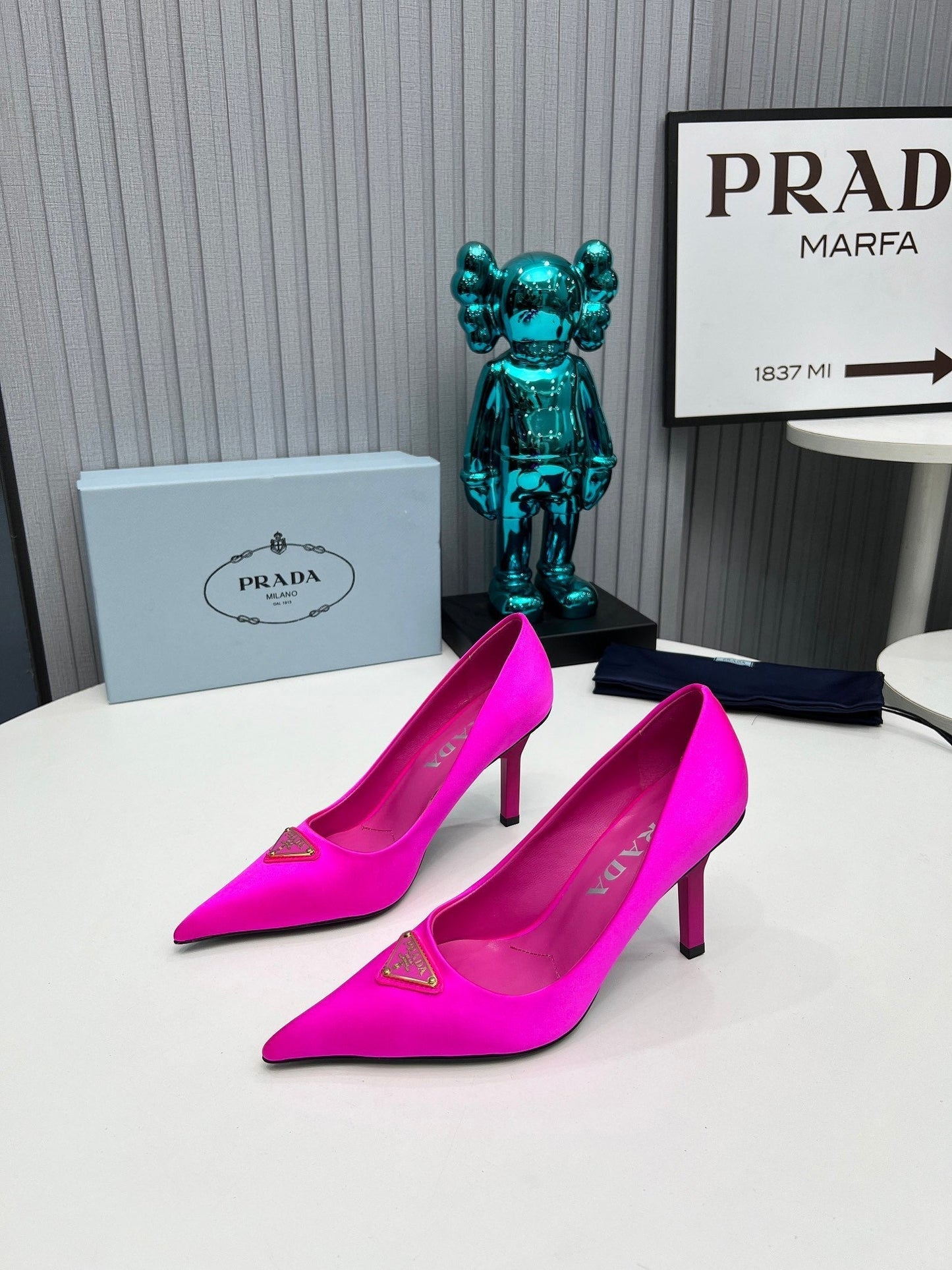 HIGH-HEEL PUMPS IN HOT PINK SATIN