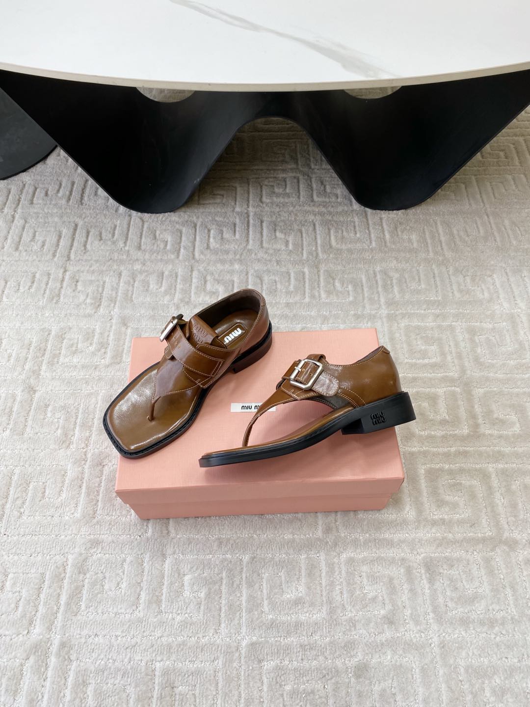 THONG SANDALS IN RUSSET BROWN SHINY LAMBSKIN WITH SILVER BUCKLE