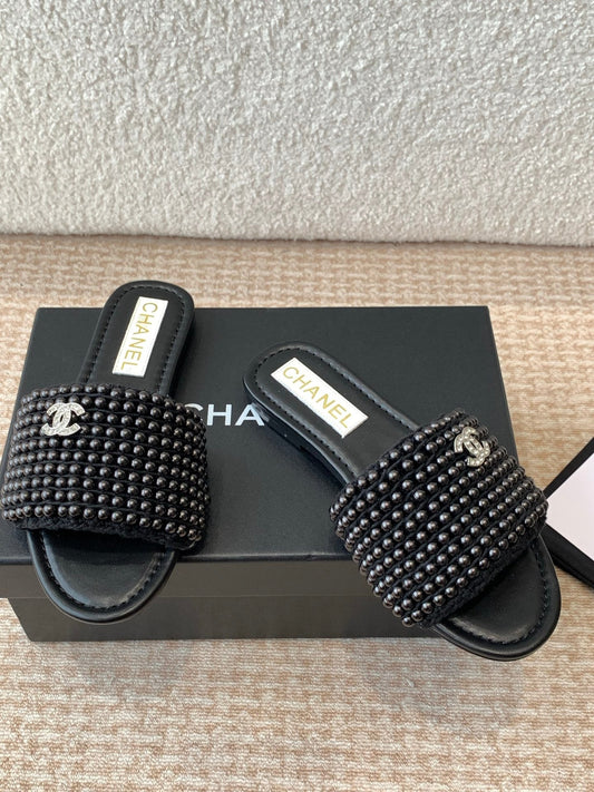 FLAT SLIDE IN BLACK LAMBSKIN WITH PEARLS