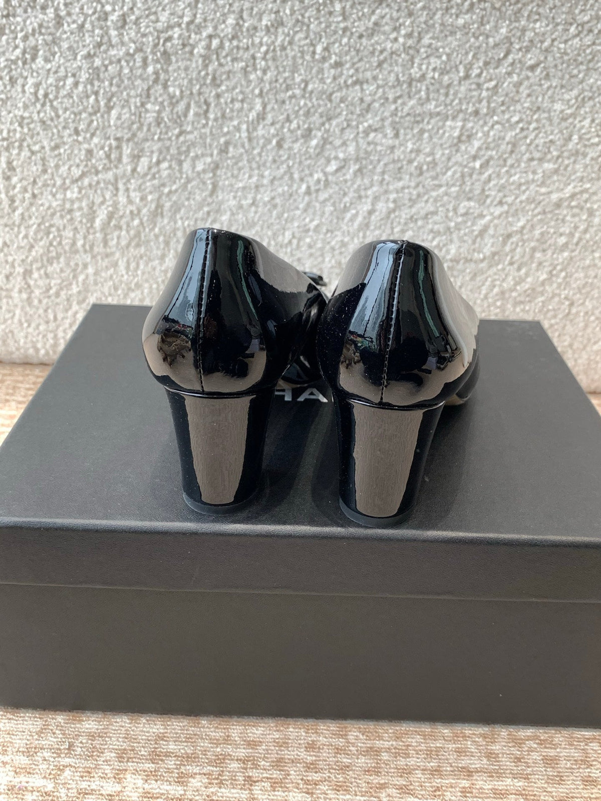 MID-HEEL PUMPS IN BLACK PATENT CALFSKIN