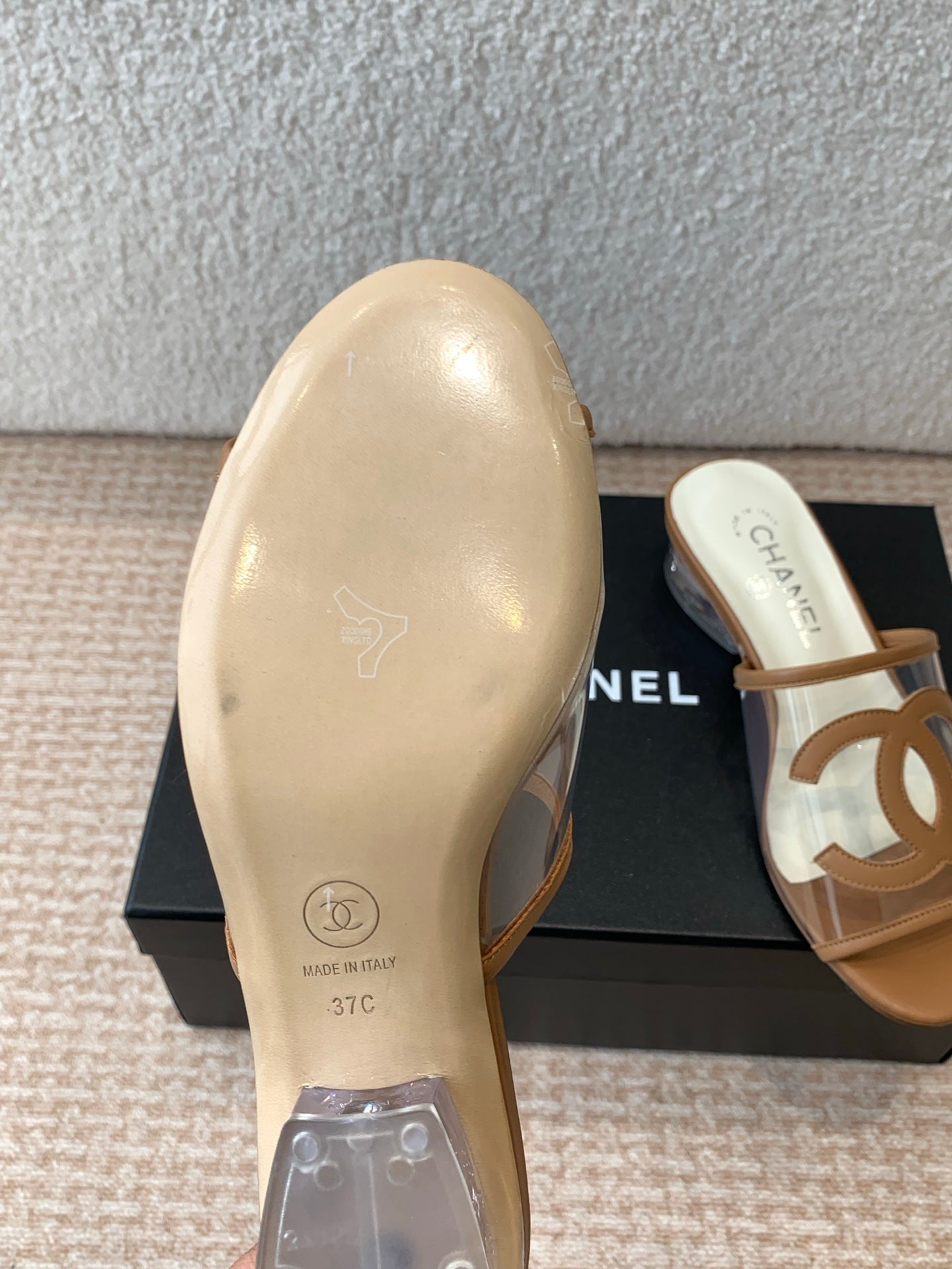 SLIDE SANDALS IN CINNAMON BROWN LAMBSKIN WITH TRANSPARENT PVC