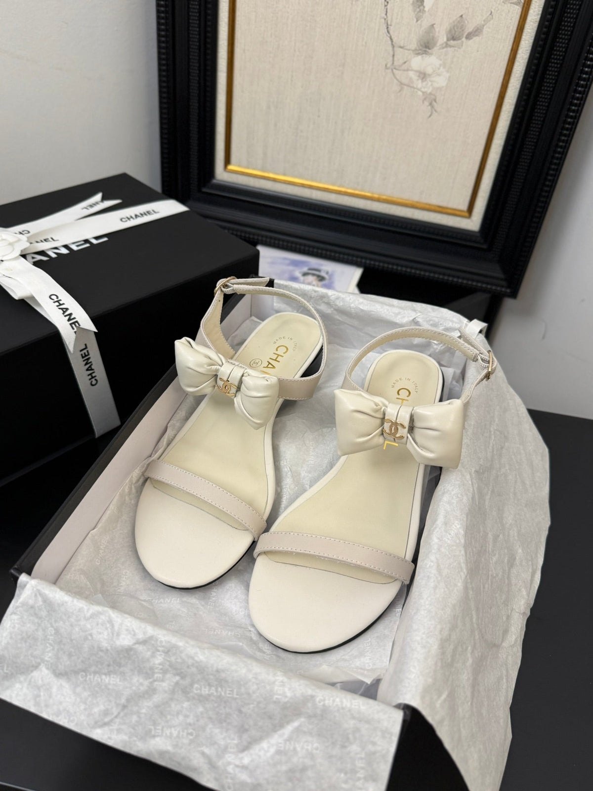FLAT SANDALS IN WHITE CALFSKIN WITH BOW