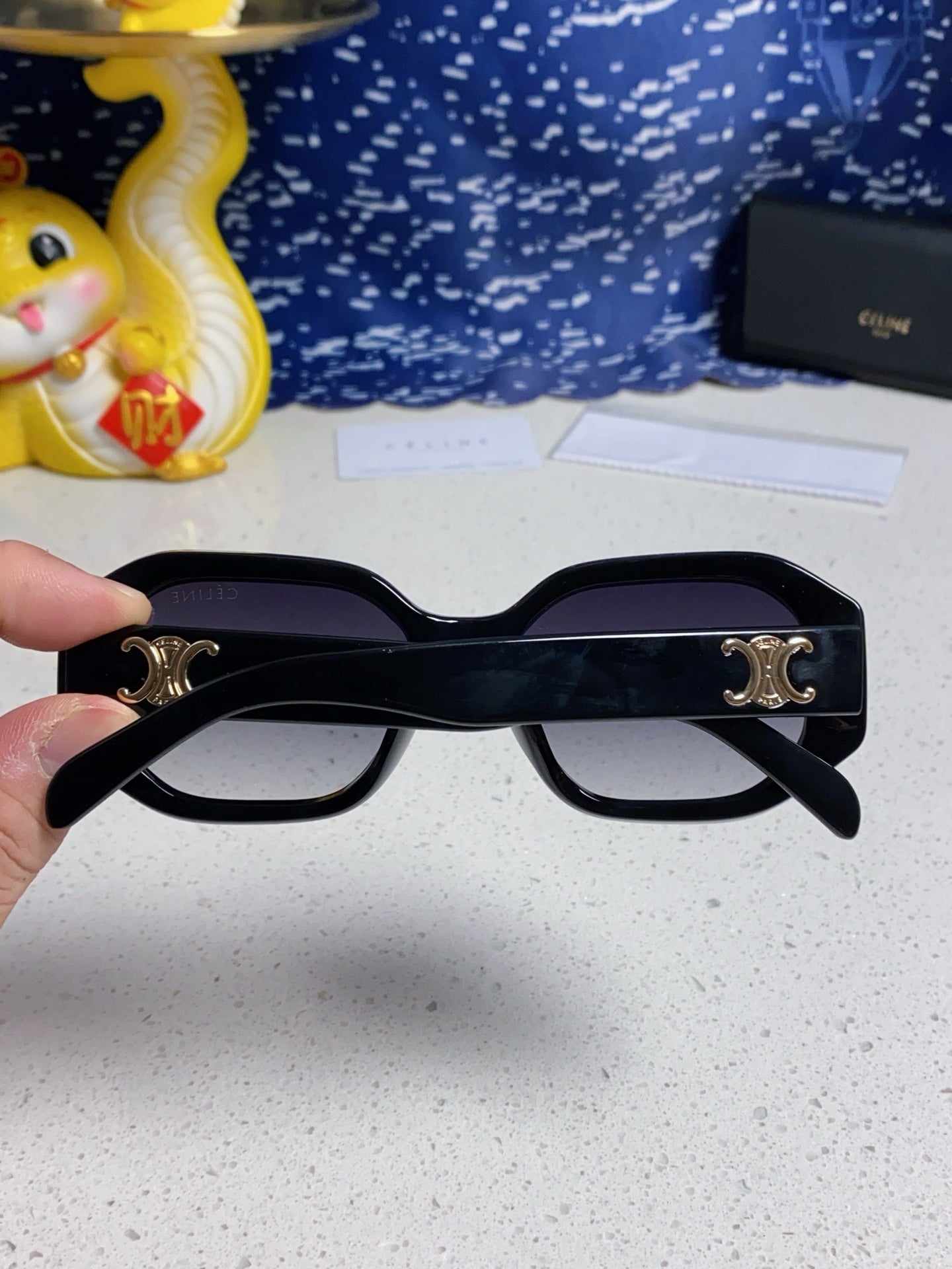 TRIOMPHE SQUARE SUNGLASS 566743 IN BLACK ACETATE GRADIENT SMOKE LENSES