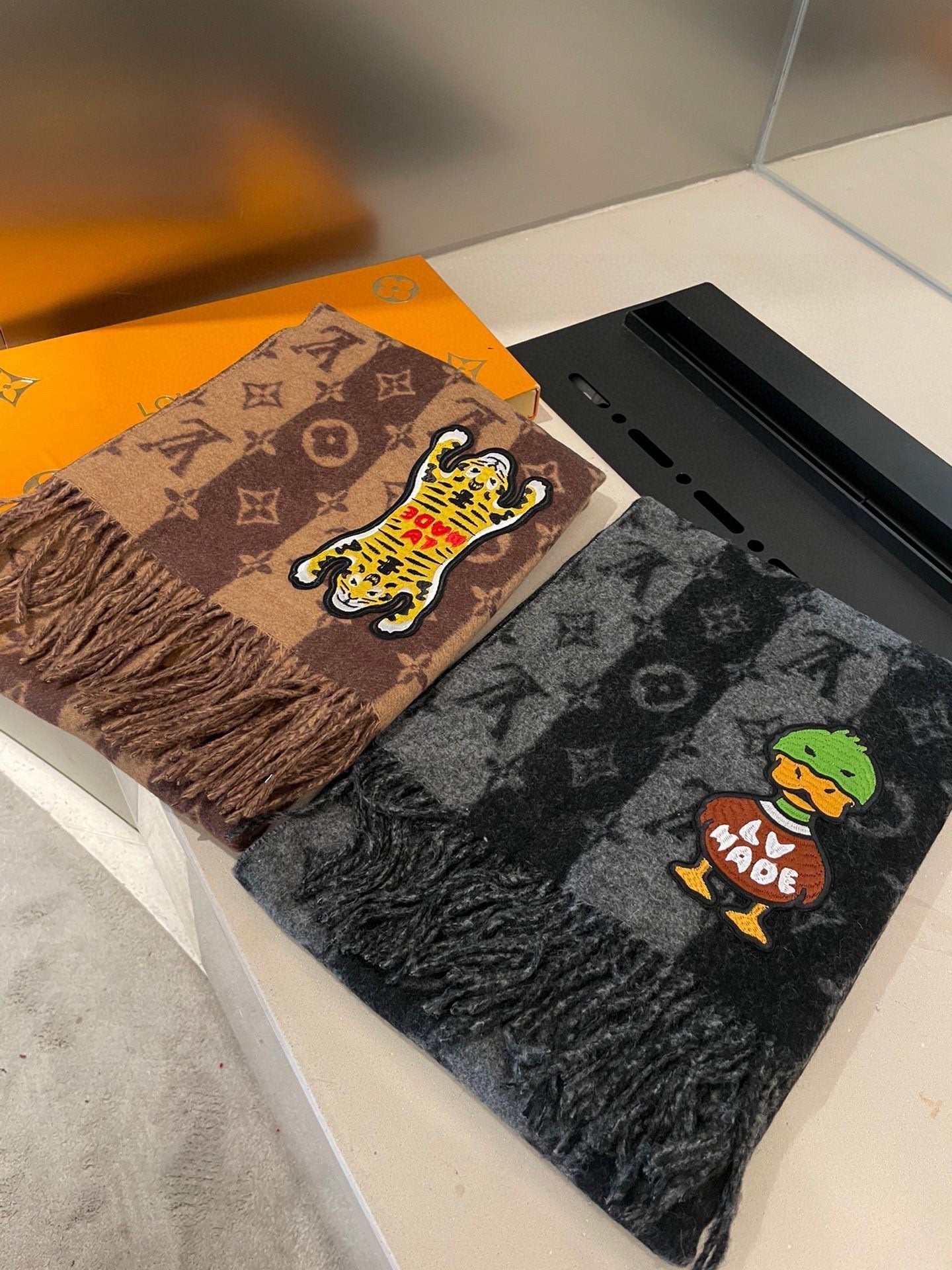 TIGER PATTERN SCARF 205 CM IN BLACK CASHMERE 390875