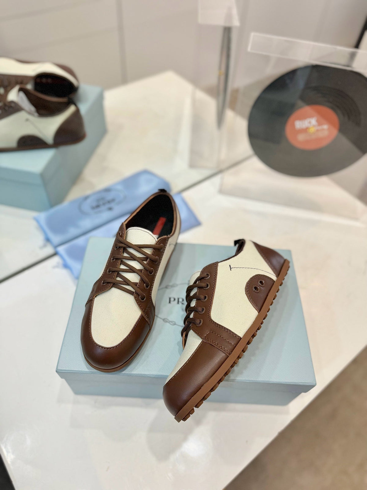 SNEAKERS IN BROWN LAMBSKIN AND WHITE CANVAS