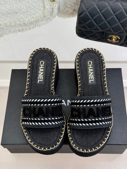 THICK SOLE WEDGE SLIPPERS IN BLACK DENIM FABRIC
