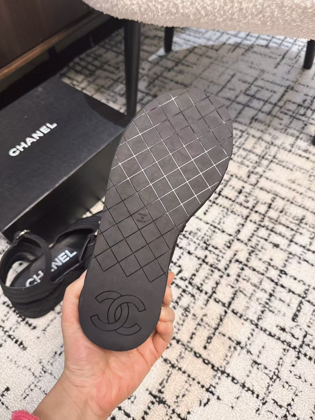 THICK-SOLED THONG SANDAL IN BLACK DENIM