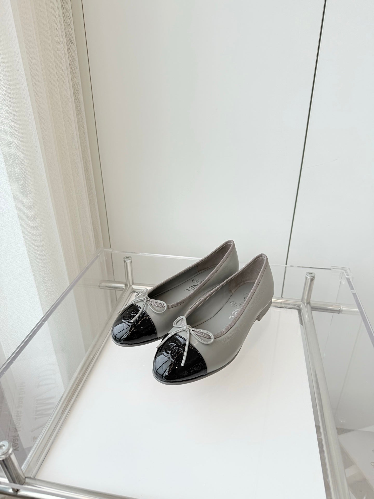 BALLET FLAT IN DOVE GRAY MIX BLACK CALFSKIN