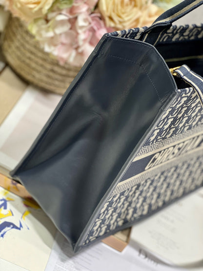 CD MEDIUM BOOK TOTE 36 BLUE OBLIQUE EMBROIDERY