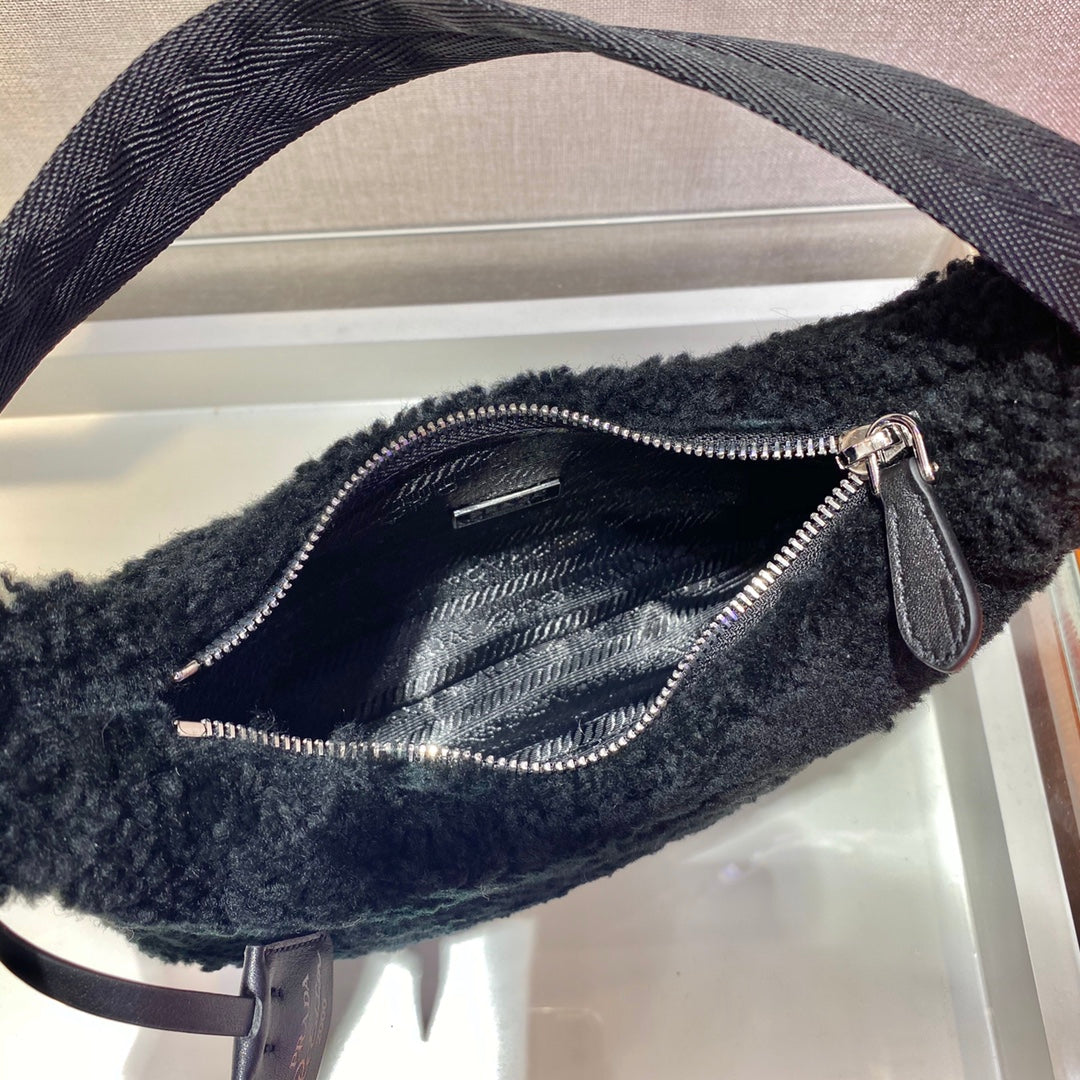 HOBO BAG 23 IN BLACK SHEARLING