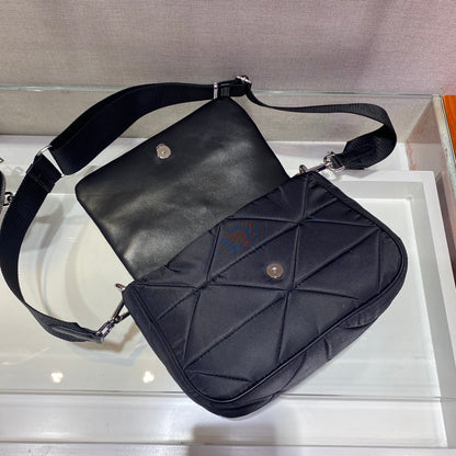 SMALL FLAP BAG 21 IN BLACK TRIANGULAR QUILTED PATTERN RE-NYLON