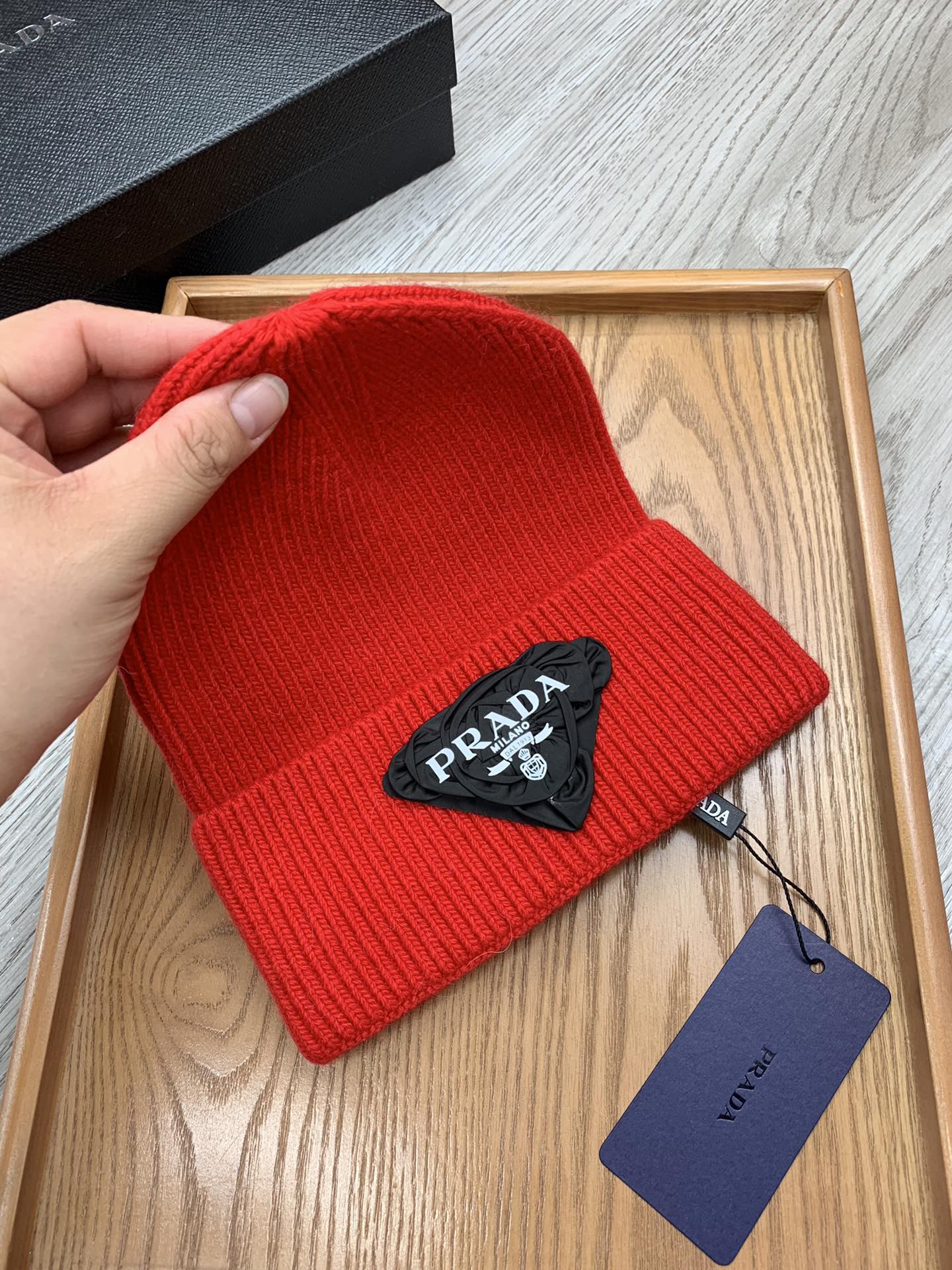 BEANIE HAT IN CHERRY RED WOOL 431358