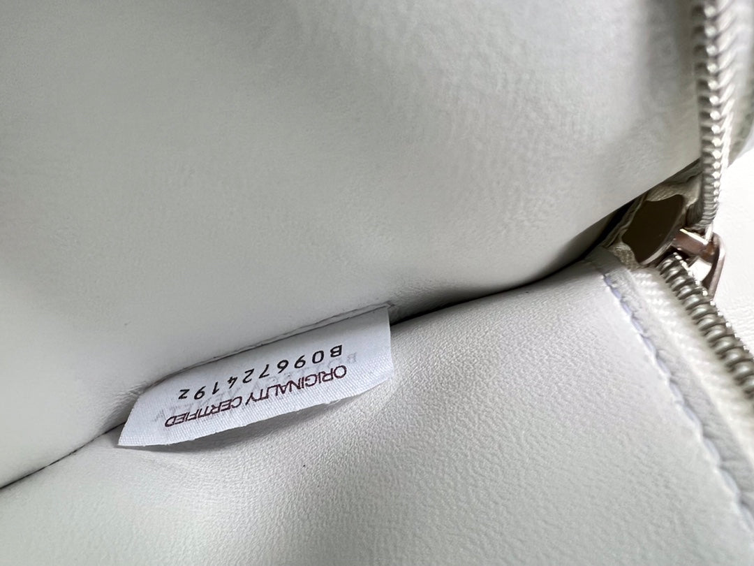 SMALL CASSETTE 23 IN WHITE FRINGED CALFSKIN