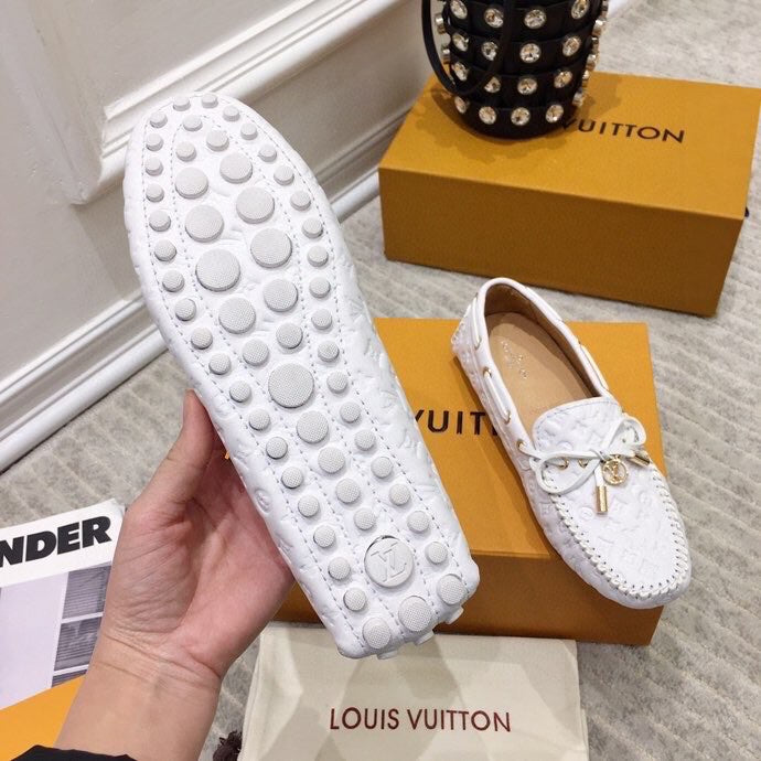 LV WOMEN'S DRIVER MOCCASIN IN WHITE EMBOSSED CALFSKIN