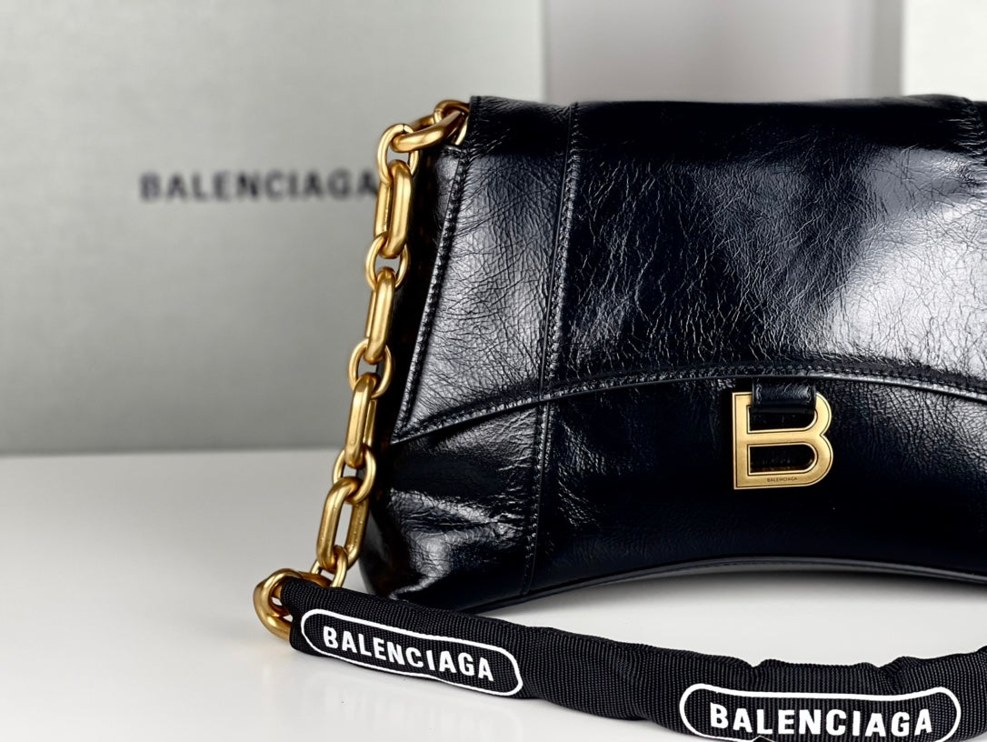 DOWNTOWN SHOULDER BAG 29 IN BLACK WAXED SHEEPSKIN GOLD HARDWARE