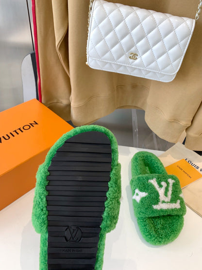 LV WOMEN'S PASEO FLAT SLIPPER IN GREEN FLEECE WITH WHITE LOGO