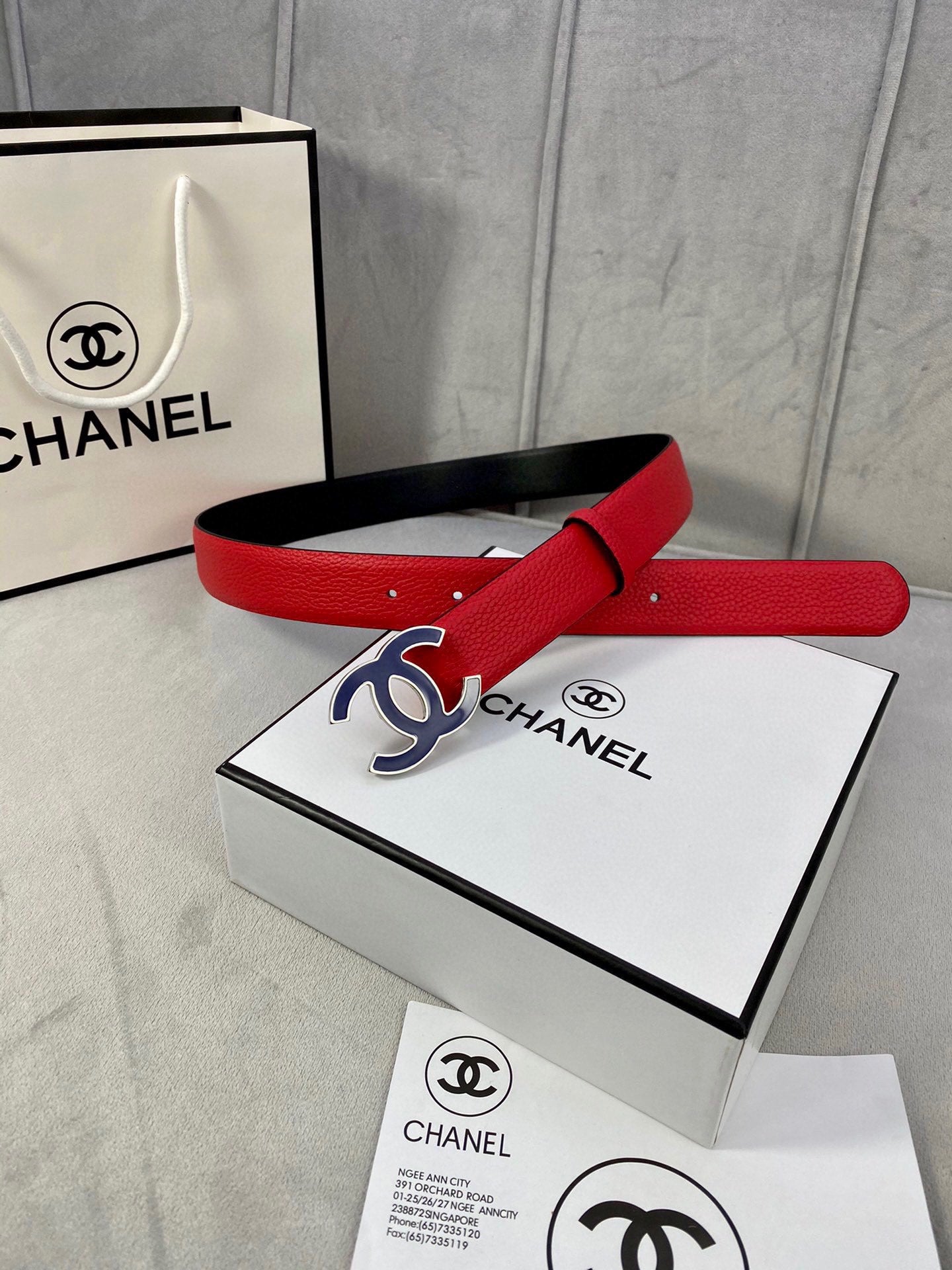 CC 30MM BELT IN CHERRY RED GRAINED CALFSKIN WITH NAVY BLUE METAL LOGO