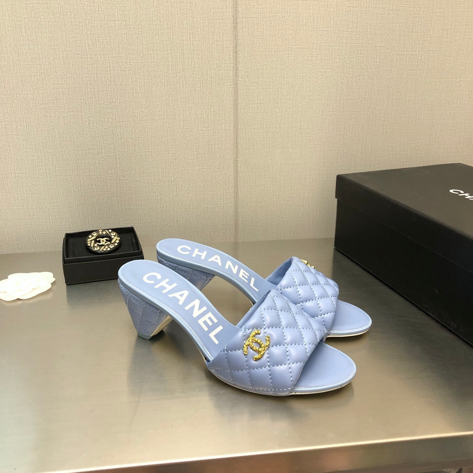 DIAMOND-QUILTED 6 CM SANDALS IN CAROLINA BLUE LAMBSKIN