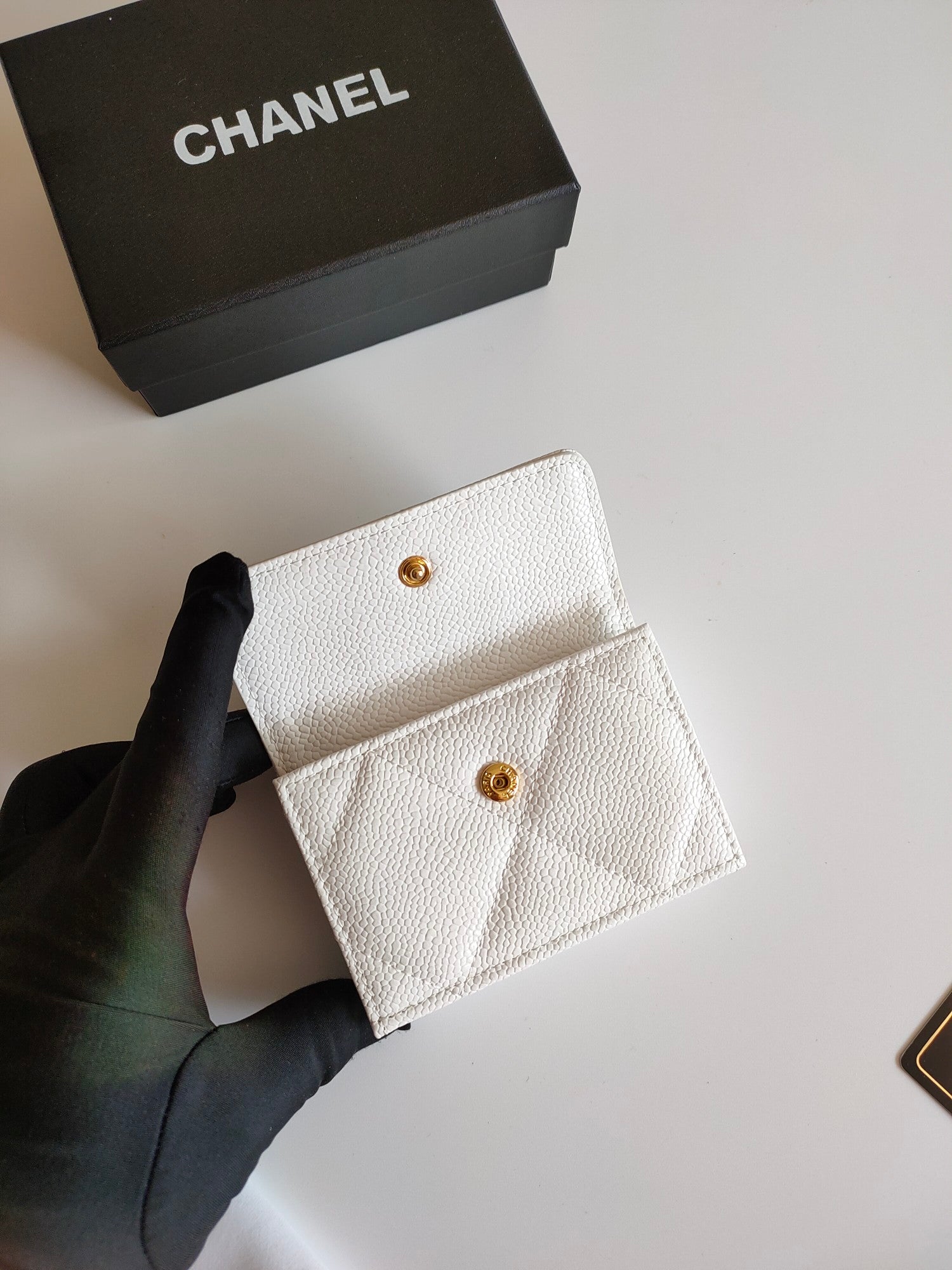 CC TRIFOLD PURSE 12 WHITE GRAINED CALFSKIN GOLD ICON