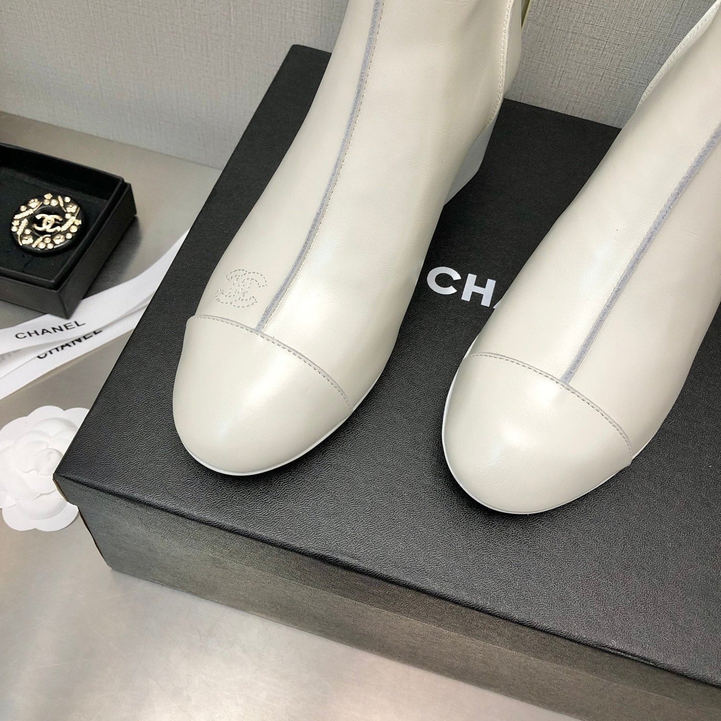 BLOCK HEEL ANKLE BOOTS IN WHITE CALFSKIN