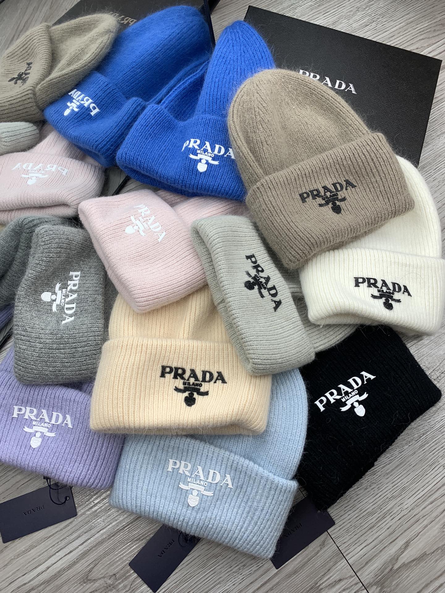 BEANIE HAT IN PALE GRAY WOOL 108746