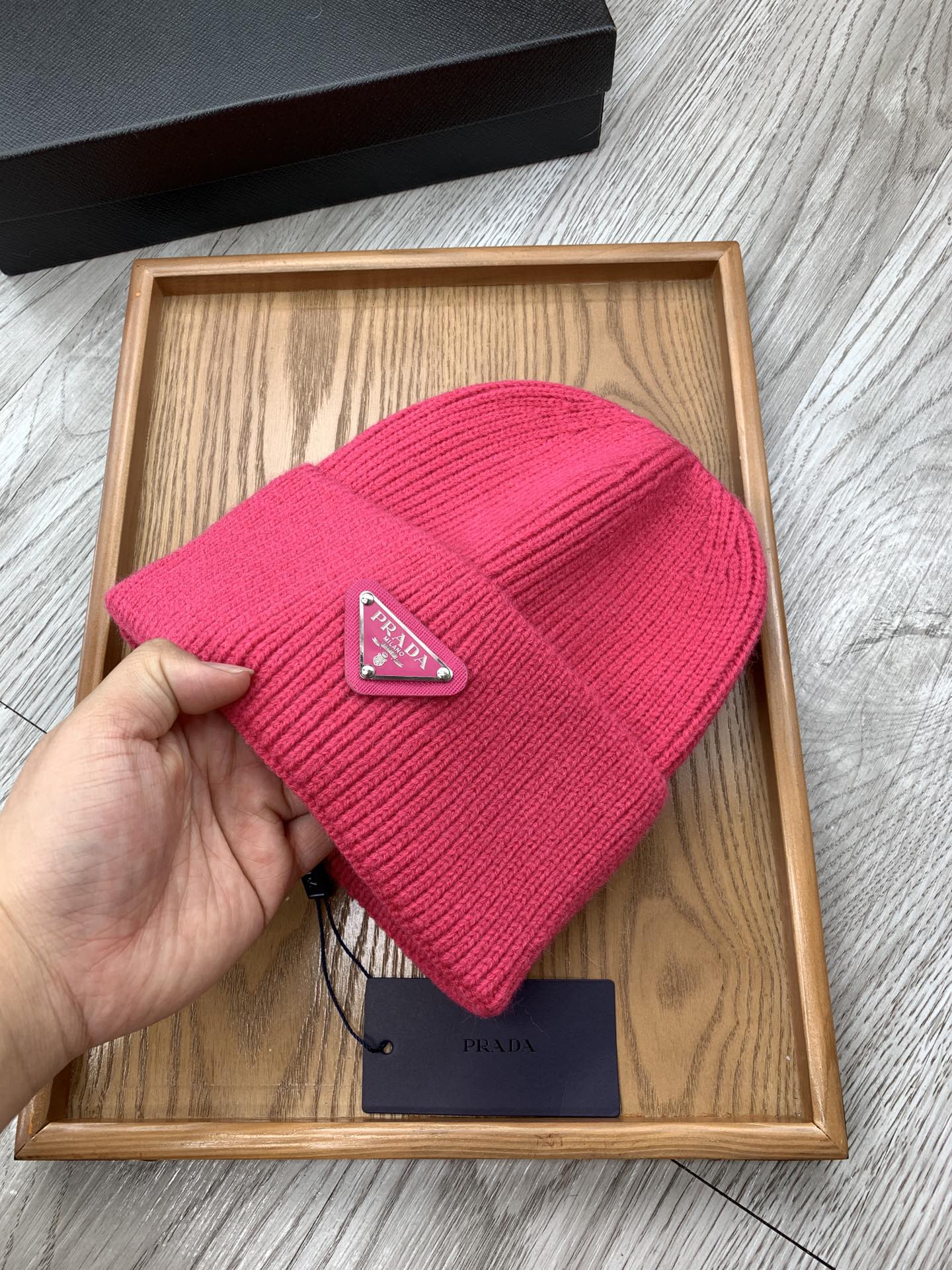 BEANIIE HAT IN BRIGHT PINK WOOL 335037