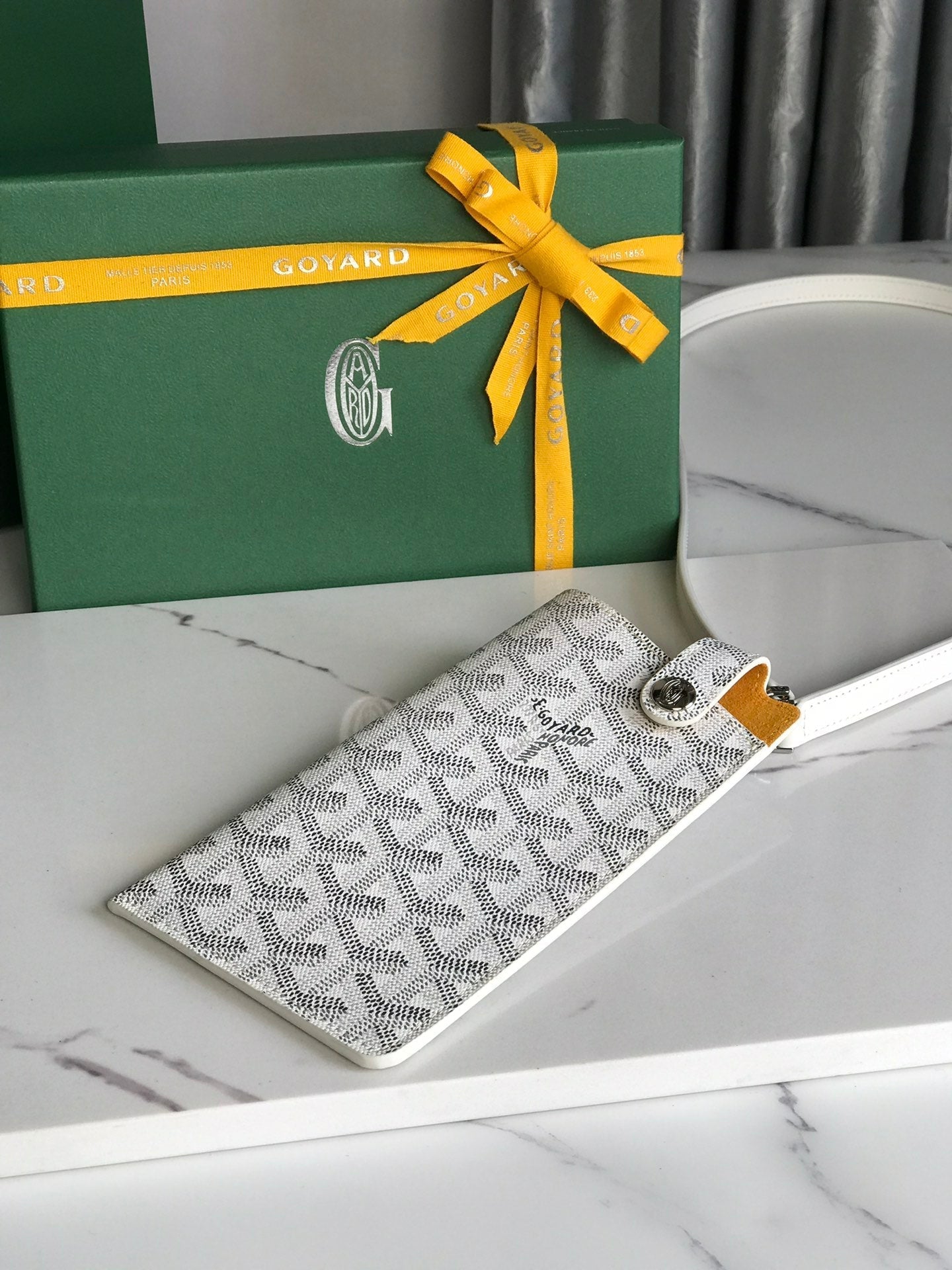 MONTMARTRE GM CASE 18 IN WHITE GOYARDINE CANVAS