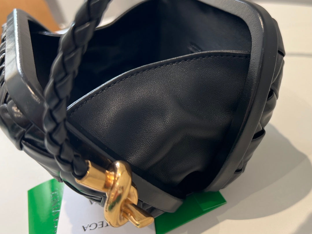 KNOT 20 IN BLACK LAMBSKIN WITH CHAIN