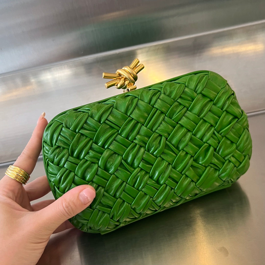 KNOT 19 IN EMERALD GREEN LAMBSKIN