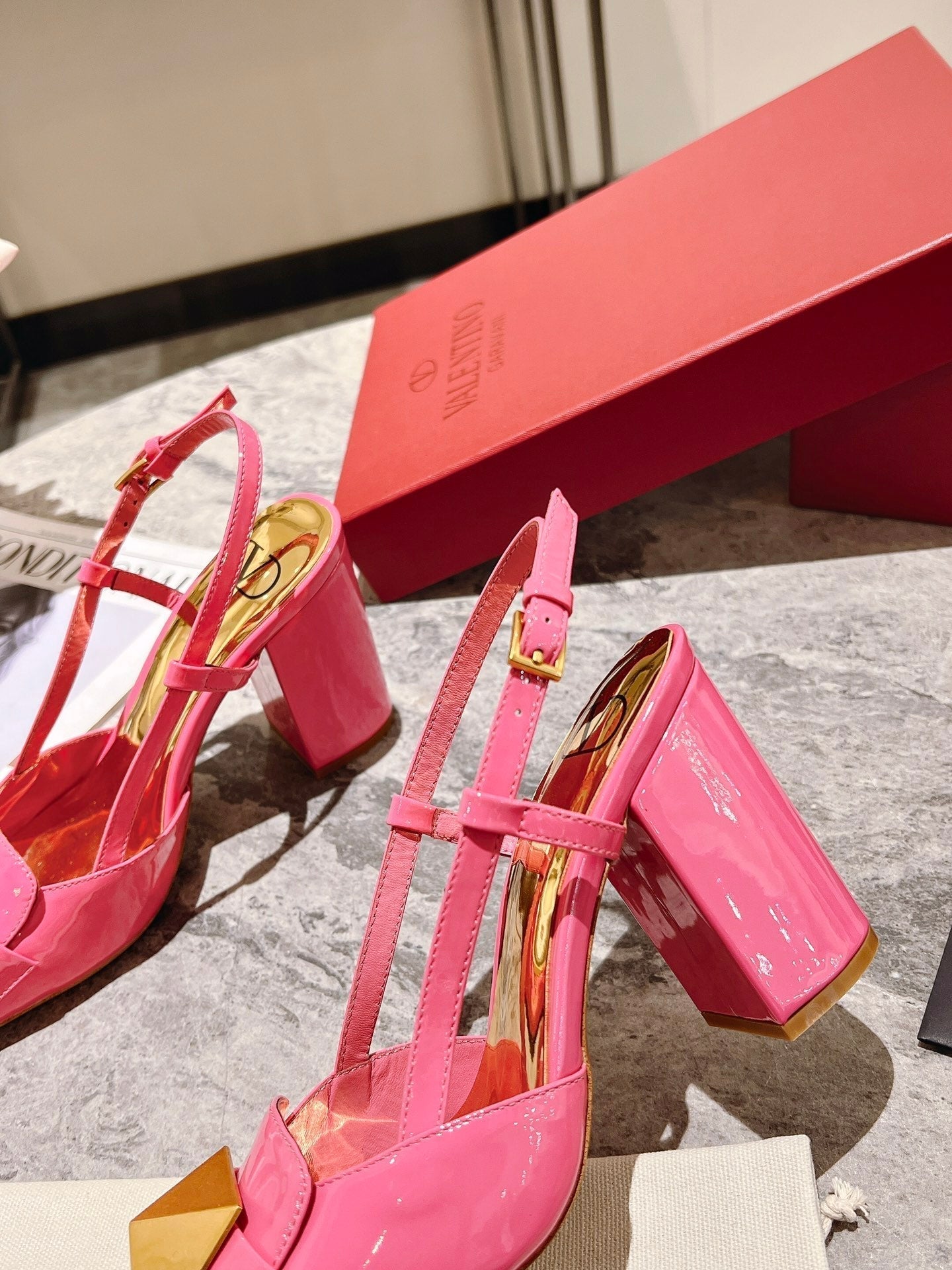 ONE STUD BRIGHT PINK PATENT LEATHER LACE-UP HIGH HEELS 85 MM