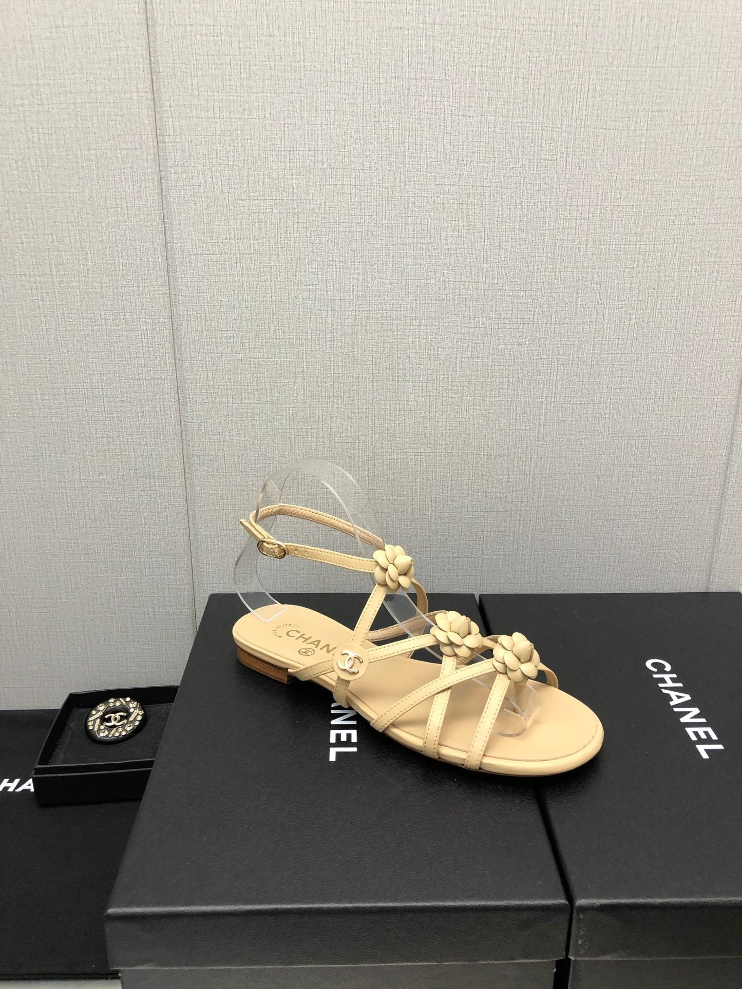 FLORAL FLAT SANDAL IN SAND YELLOW LAMBSKIN