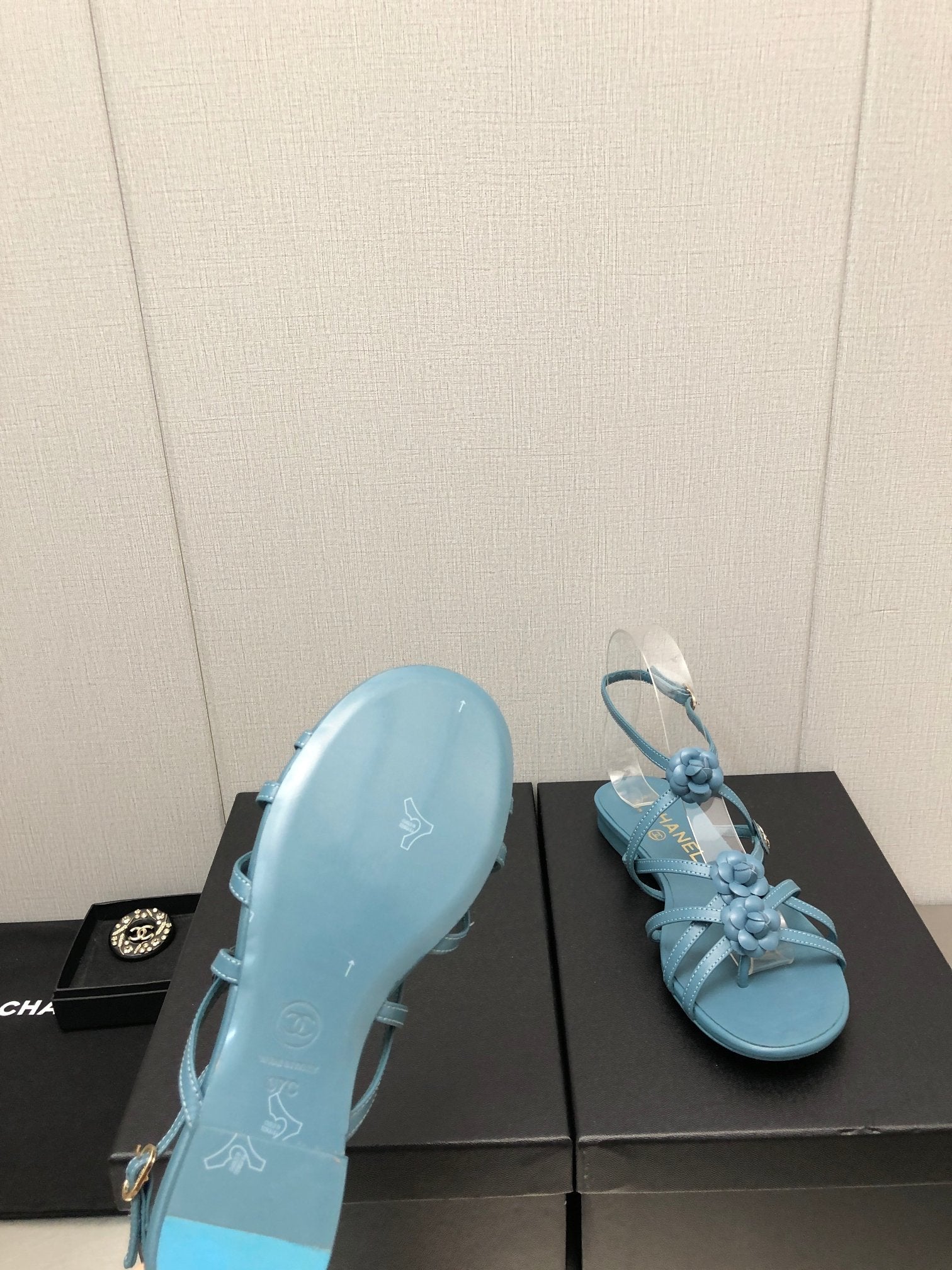 FLORAL FLAT SANDAL IN SAPPHIRE BLUE LAMBSKIN