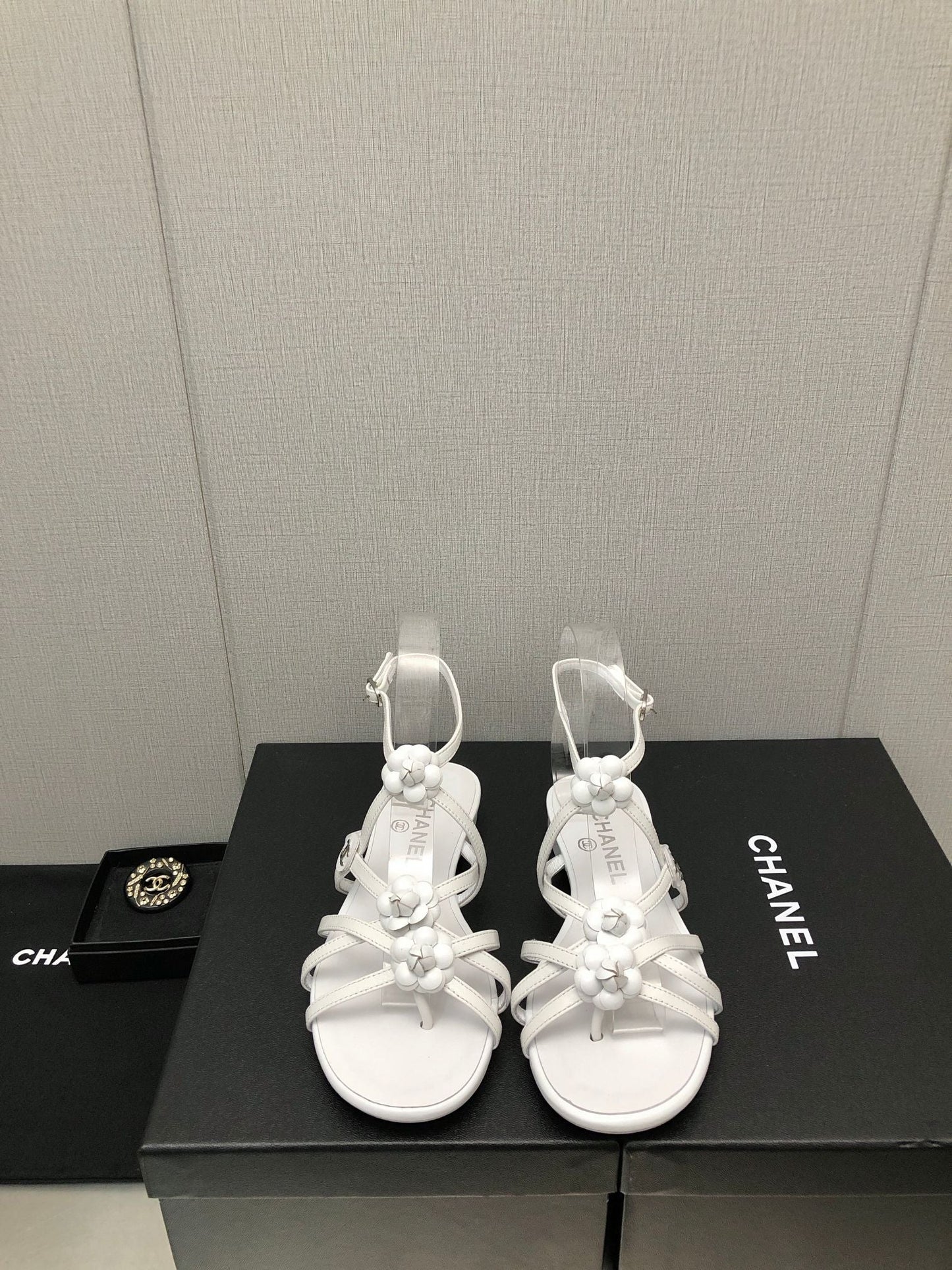 FLORAL FLAT SANDAL IN WHITE LAMBSKIN