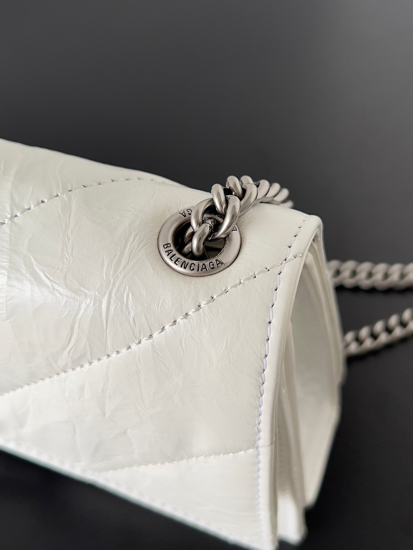 CRUSH CHAINED BAG 22 IN WHITE QUILTED CRUSHED CALFSKIN SILVER HARDWARE