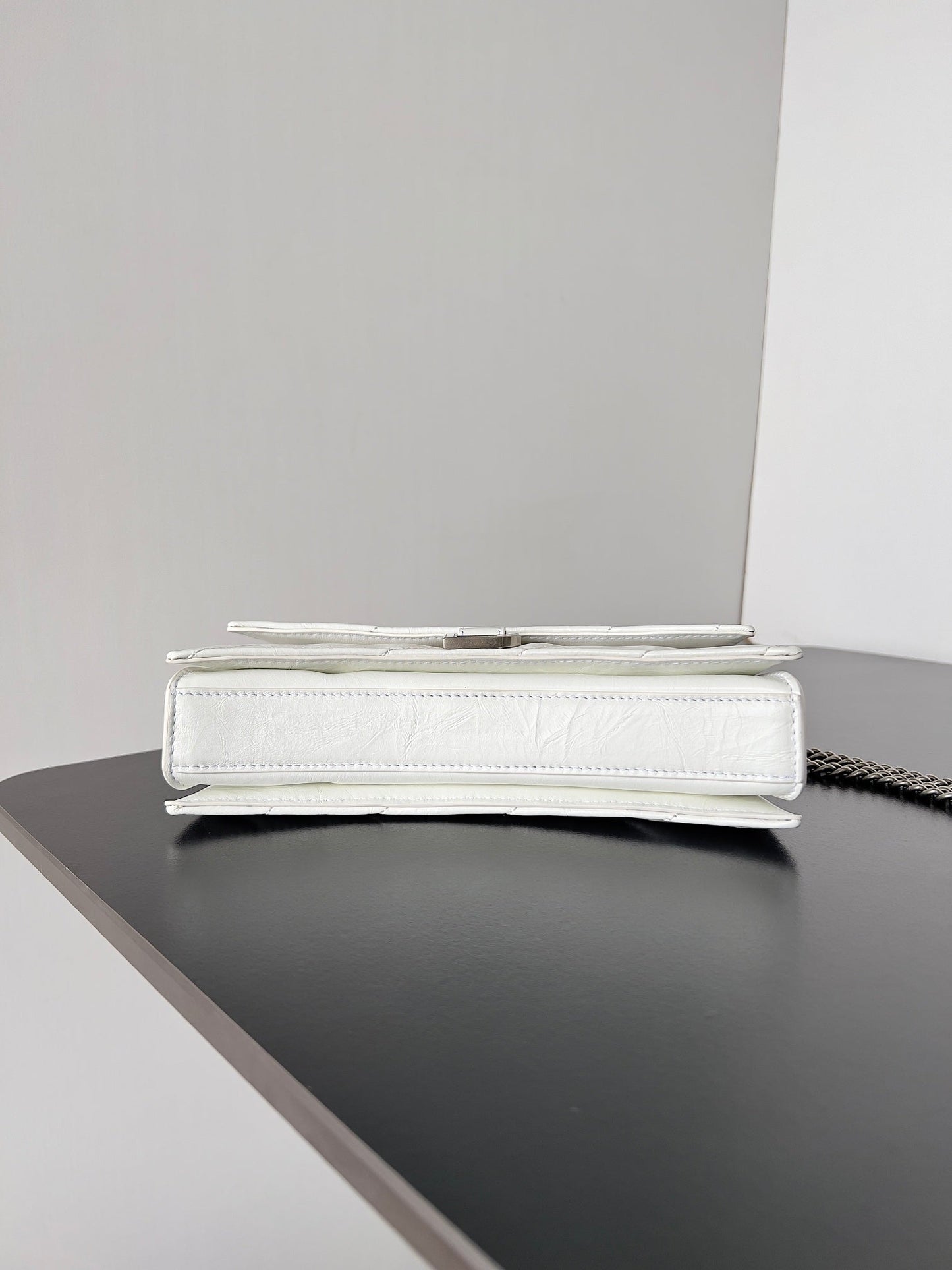 CRUSH CHAINED BAG 22 IN WHITE QUILTED CRUSHED CALFSKIN SILVER HARDWARE