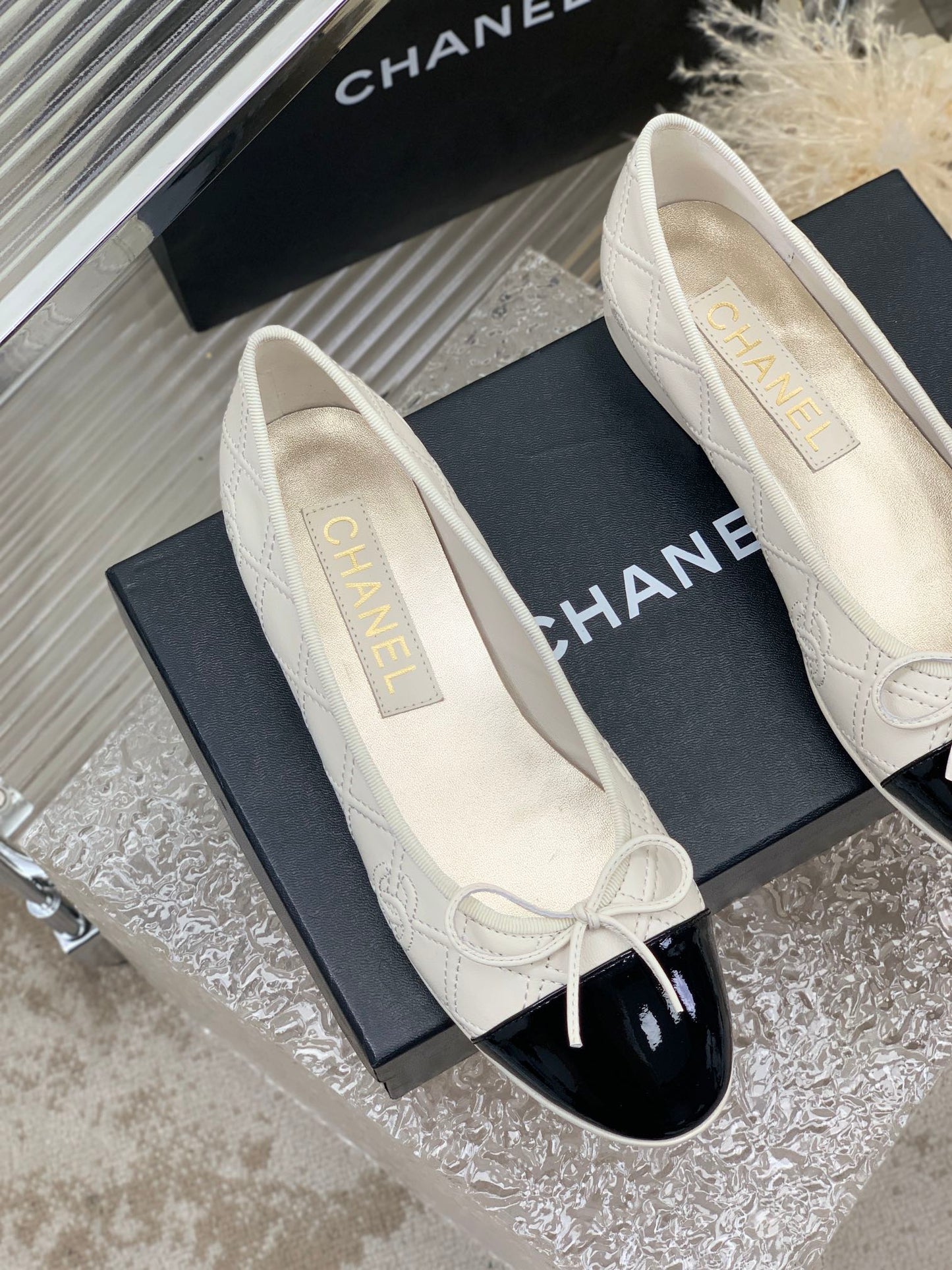 BALLET FLAT GLOSSY BLACK MIX IVORY LAMBSKIN