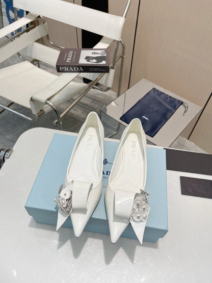 BALLET FLATS POINTED TOE IN WHITE SHINY CALFSKIN ATTACHED FLOWERS