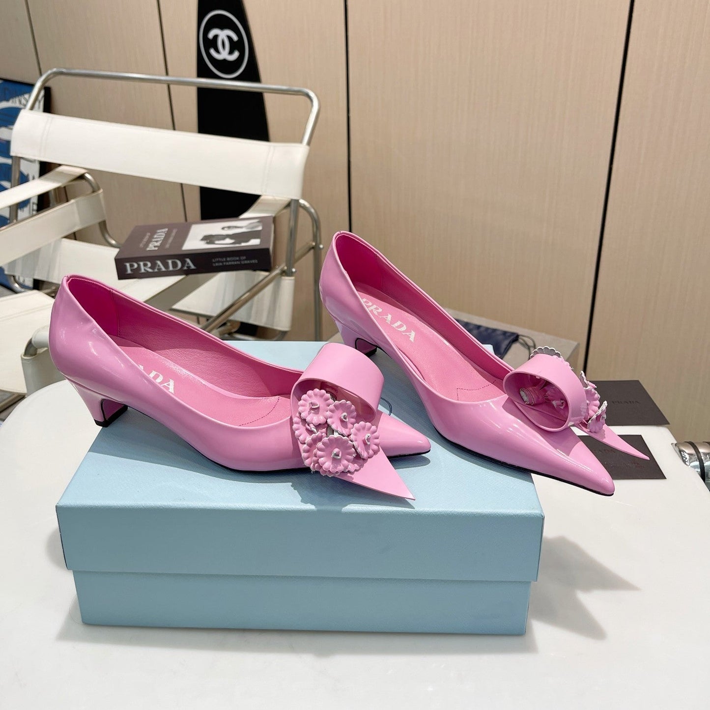 MEDIUM HEEL PUMPS IN PINK PATENT CALFSKIN ATTACHED CREATIVE FLOWERS
