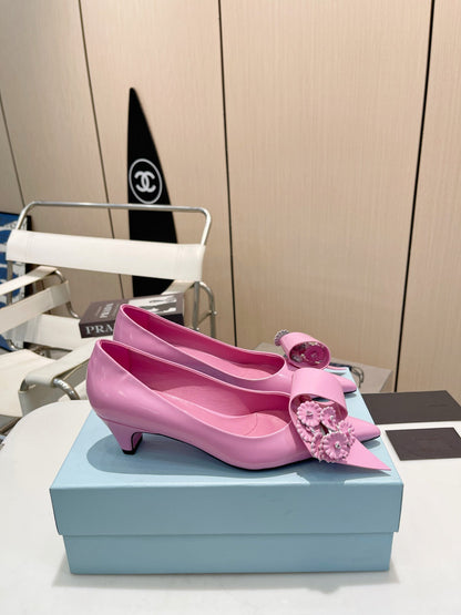 MEDIUM HEEL PUMPS IN PINK PATENT CALFSKIN ATTACHED CREATIVE FLOWERS