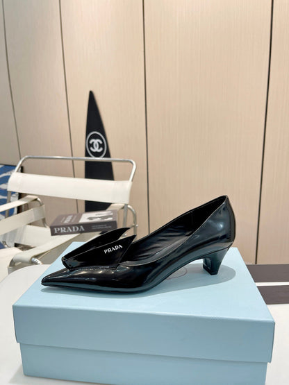 KITTEN HEEL PUMPS WITH CREATIVE SHAPE IN BLACK GLOSSY LAMBSKIN