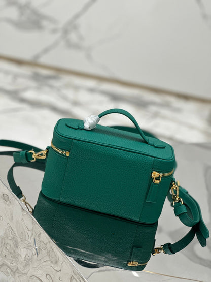 VANITY CASE 18 IN EMERALD GREEN GRAINED CALFSKIN GOLD HARDWARE