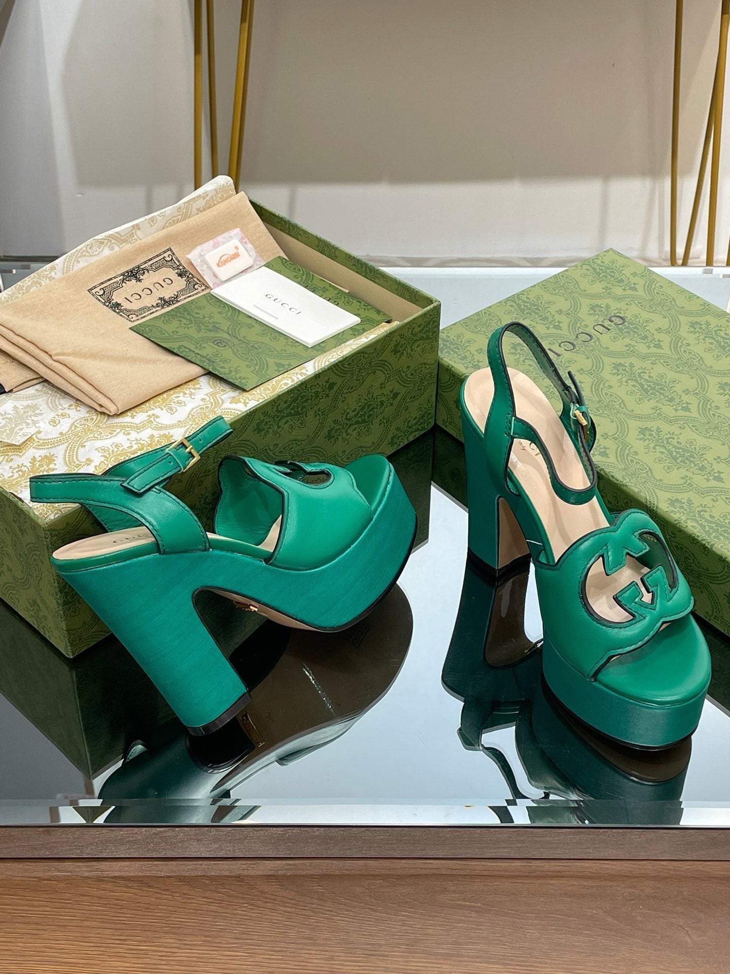GG 120 INTERLOCKING G SANDAL JADE GREEN CALFSKIN