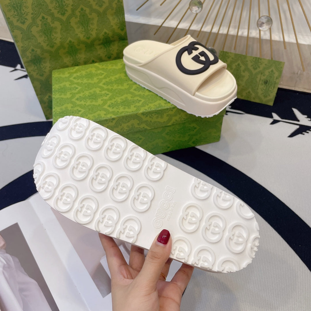 INTERLOCKING G SLIDE SANDAL IN WHITE CREAM IMPORTED TPU