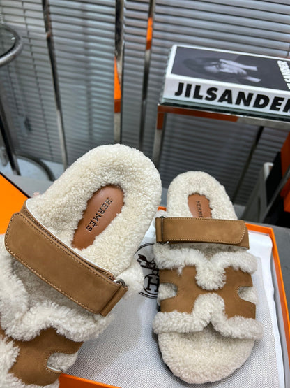 CHYPRE SLIPPERS IN BEIGE LAMB WOOL AND PERU BROWN SUEDE